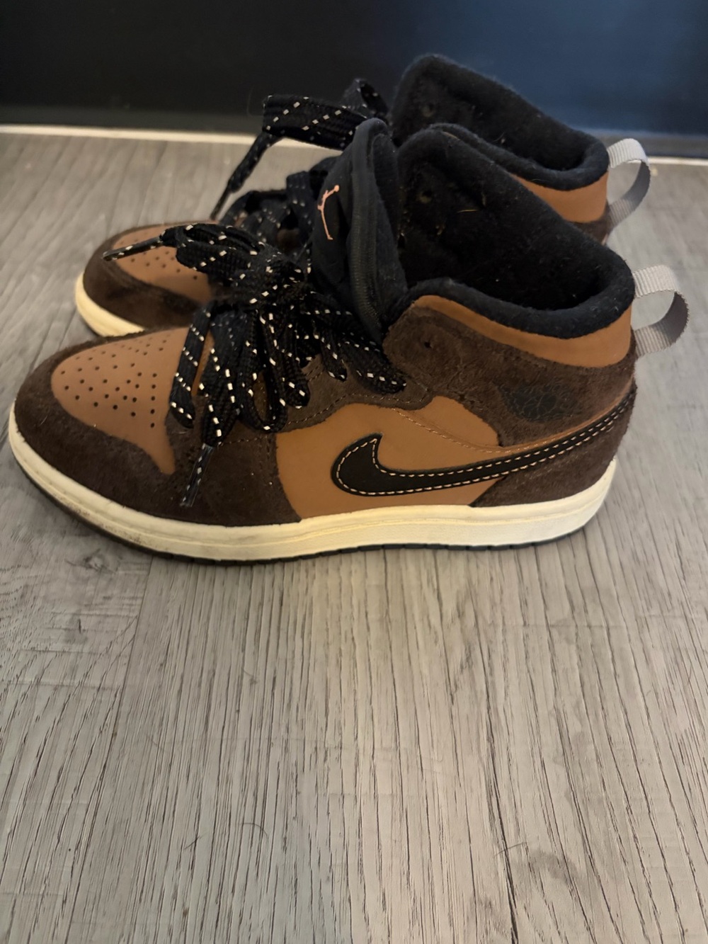 Nike boys High-Top Sneakers in Brown and Black - Picture 5 of 9